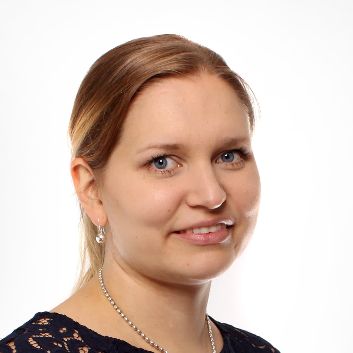 Nina Elonen Lääketieteen tohtori — Pihlajalinna