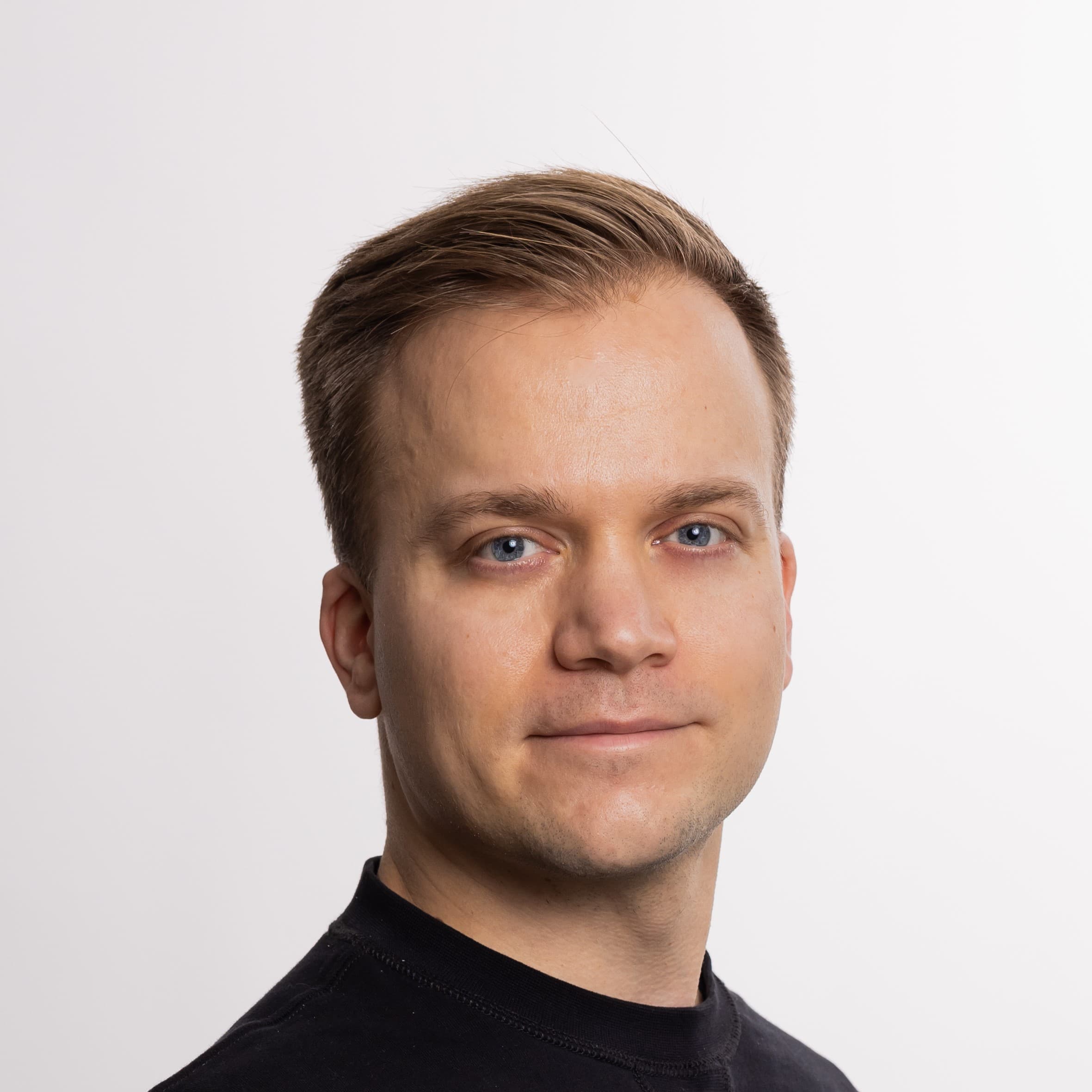 Aaro Liukkonen  — Pihlajalinna